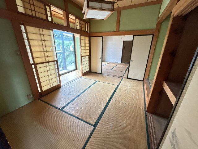 相馬市新田 4LDK＋納戸 中古平屋住宅 陽当たり良好！ 不動産プラスの和室|西側の通しの和室です。それぞれに収納とクローゼットがありますので大変便利にご利用いただけます。