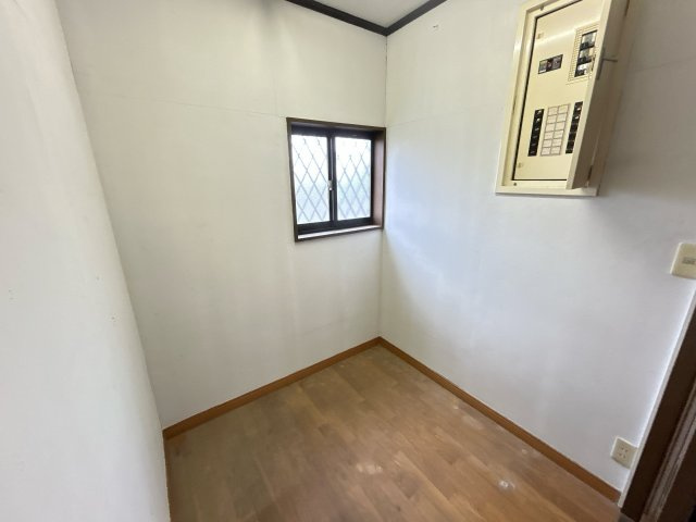 相馬市新田 4LDK＋納戸 中古平屋住宅 陽当たり良好！ 不動産プラスの内装|納戸です。キッチン隣にありますので食品庫としてもご利用いただけます。