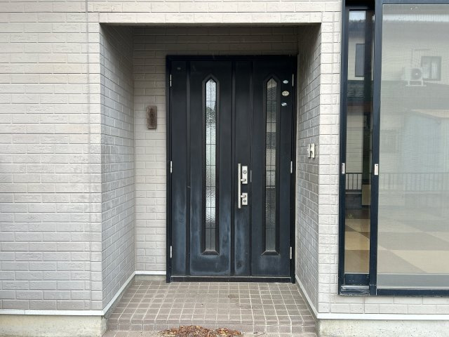相馬市新田 4LDK＋納戸 中古平屋住宅 陽当たり良好！ 不動産プラスの玄関|玄関の外観です。屋根がかかっていますので雨の日にも濡れずに便利ですね。