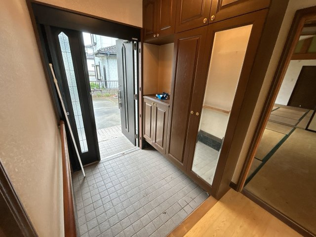 相馬市新田 4LDK＋納戸 中古平屋住宅 陽当たり良好！ 不動産プラスの玄関|玄関内観の写真です。大き目なシューズボックスがありますのでご家族の靴の収納に便利です。