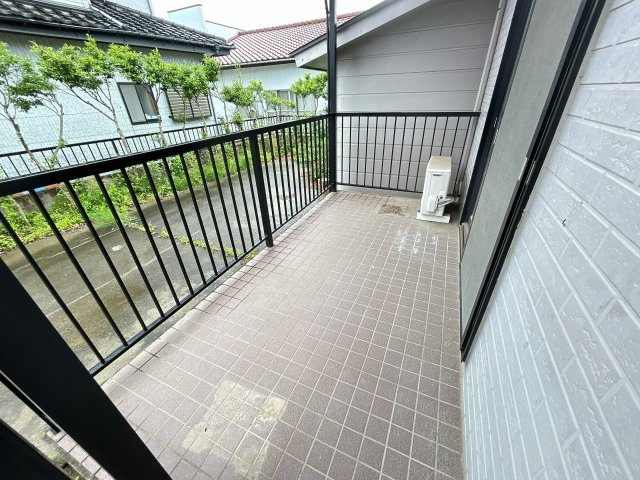 相馬市新田 4LDK＋納戸 中古平屋住宅 陽当たり良好！ 不動産プラスのその他|西側の和室の南面にはタイル貼りのテラスがあります。屋根と手すりがありますので。雨の日の物干しやお布団などの物干しにも対応できます。