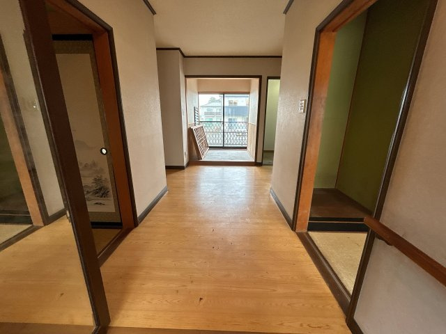 相馬市新田 4LDK＋納戸 中古平屋住宅 陽当たり良好！ 不動産プラスの内装|玄関ホールから北側を見た写真です。北側に大きな窓がありますので閉塞感がなく明るい印象です。