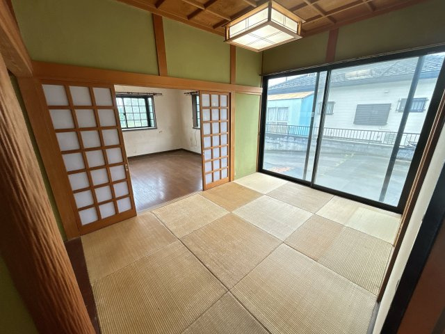 相馬市新田 4LDK＋納戸 中古平屋住宅 陽当たり良好！ 不動産プラスの和室|リビング隣の6帖和室です。琉球畳でモダンな雰囲気も感じられます。
