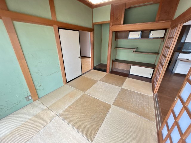 相馬市新田 4LDK＋納戸 中古平屋住宅 陽当たり良好！ 不動産プラスの和室|リビング隣の和室別角度です。仏間と造り付けの飾り棚そして上部にはこちらも造り付けの神棚があります。職人さんの手の入った造りが印象的です。
