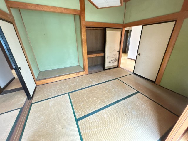 相馬市新田 4LDK＋納戸 中古平屋住宅 陽当たり良好！ 不動産プラスの和室|西側の通しの和室です。収納と床の間があります。襖を開けるとスペースが広がりますので有効にご利用いただけます。
