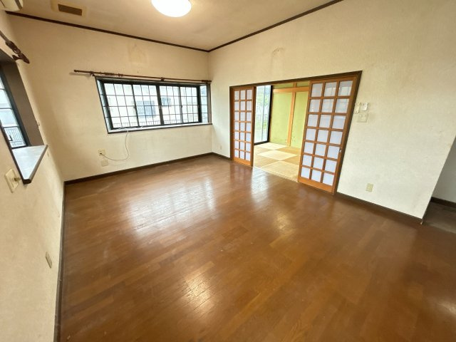 相馬市新田 4LDK＋納戸 中古平屋住宅 陽当たり良好！ 不動産プラスの居間・リビング|LDKの別角度です。奥に6帖和室が見えます。明るく広くご利用いただけます。