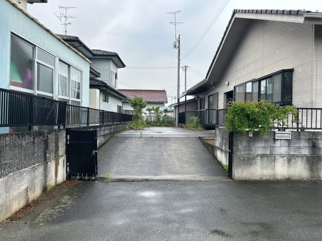 相馬市新田 4LDK＋納戸 中古平屋住宅 陽当たり良好！ 不動産プラスの駐車場|駐車スペースです。緩やかなスロープになっています。127坪の広さがありますので駐車も楽々です。