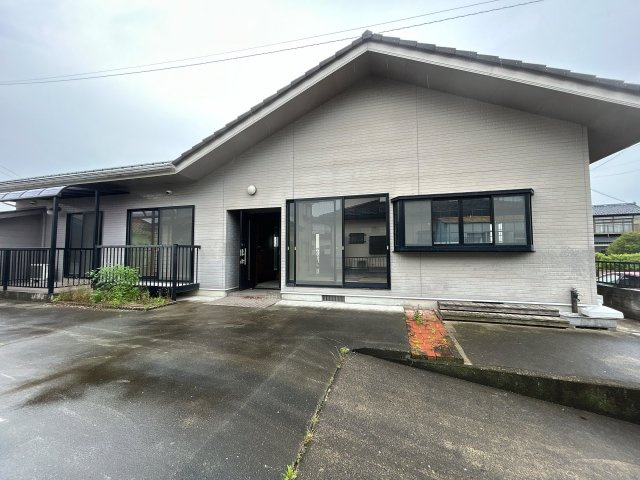 相馬市新田 4LDK＋納戸 中古平屋住宅 陽当たり良好！ 不動産プラスの外観|切り妻屋根の落ち着いた外観です。テラスには屋根が掛かっていますので雨の日の物干しにも対応可能かと思います。