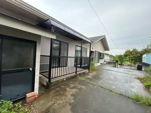 相馬市新田 4LDK＋納戸 中古平屋住宅 陽当たり良好！ 不動産プラスの外観|外観の別角度です。テラスと手前に物置があります。