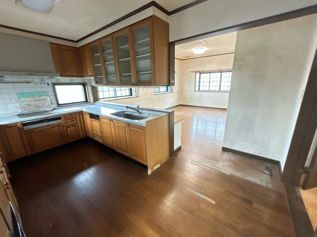 相馬市新田 4LDK＋納戸 中古平屋住宅 陽当たり良好！ 不動産プラスのキッチン|L型のシステムキッチンです。作業スペースが広めに取れますのでお料理もはかどりますね。