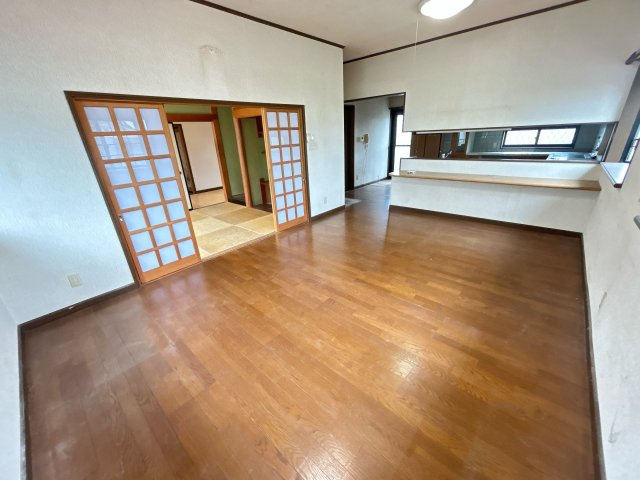 相馬市新田 4LDK＋納戸 中古平屋住宅 陽当たり良好！ 不動産プラスの居間・リビング|20帖のLDKです。隣の和室が6帖ありますので合わせて26帖もの広さになります。