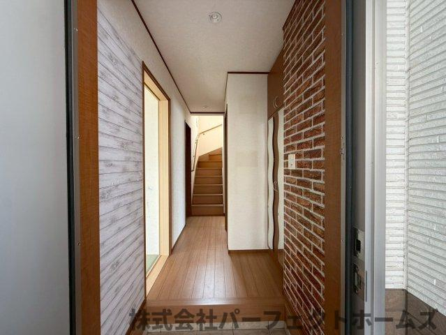 長尾台4丁目戸建の内装|明るい色調の室内です