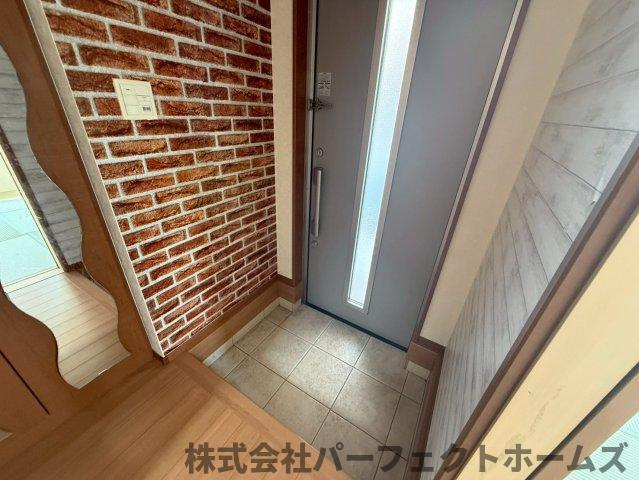 長尾台4丁目戸建の玄関|収納もある玄関です