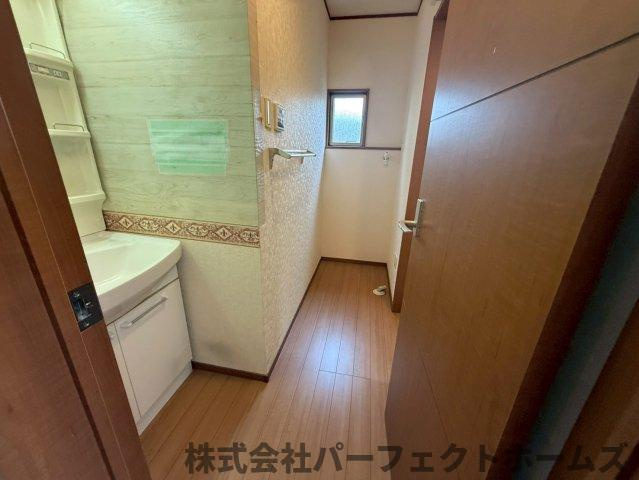 長尾台4丁目戸建の洗面所|広い洗面スペース