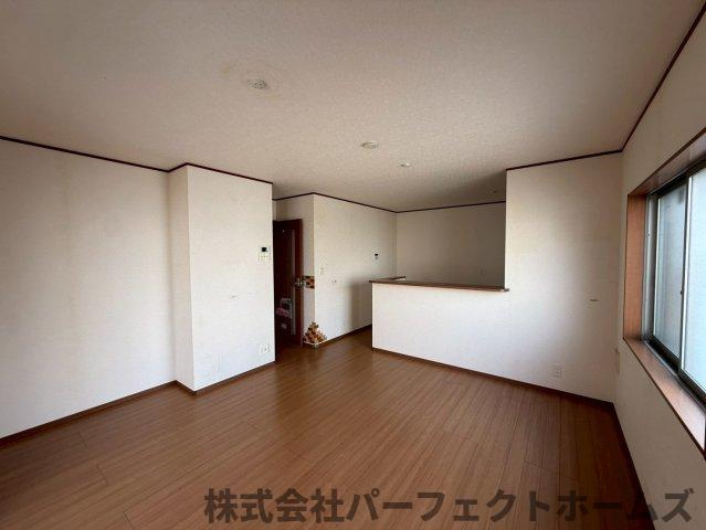 長尾台4丁目戸建の居間・リビング|使いやすいリビングです