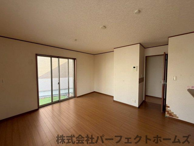 長尾台4丁目戸建の居間・リビング|こちらのリビングで趣味の時間をお楽しみください