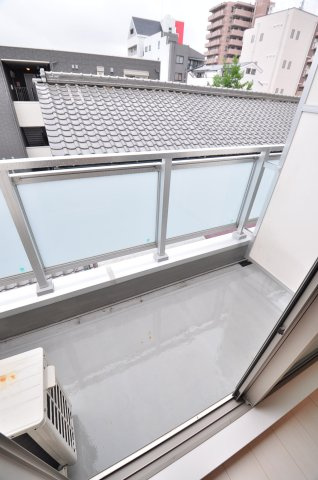 大阪市城東区東中浜２丁目のアパートのバルコニー