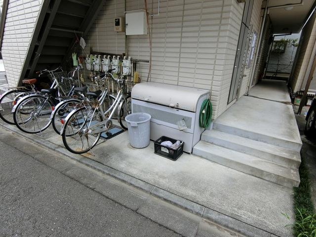 ＫＯＭＡＺＡＷＡメゾンのエントランス|敷地内ゴミ置き場