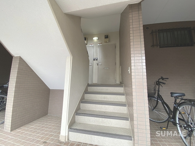 アスパイアーティクスのロビー|階段上がってすぐです