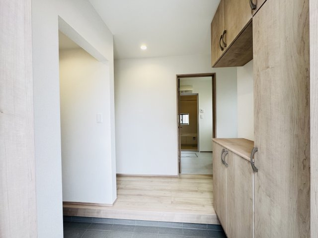 新築　前橋市古市町　Heartful　Town　A号棟の玄関|　シューズインクロークと下駄箱があり、かなりの収納量が期待できます！							
