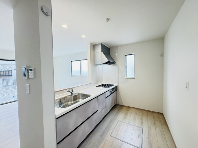 新築　前橋市古市町　Heartful　Town　A号棟のキッチン|　間口2550ｍｍで作業スペースも広々！換気扇も汚れが付きにくくお掃除がし易い設計です。

