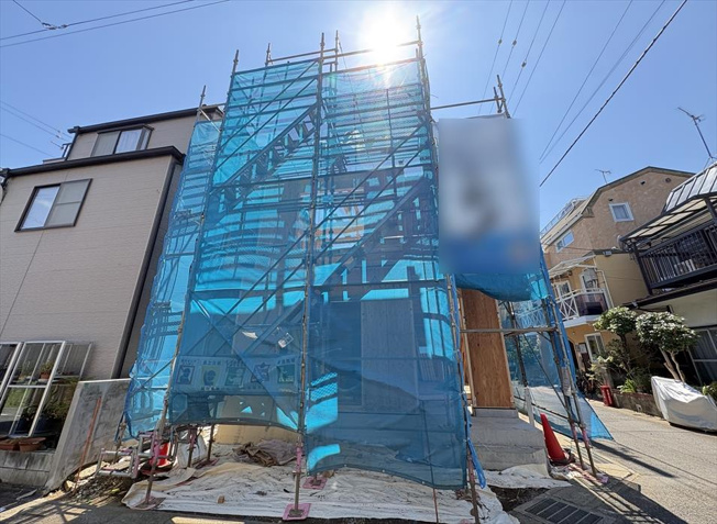 【外観】 | 富士見市水谷東2丁目　新築一戸建住宅　全1棟　(丸井志木店) | 販売現地／2026年7月10日撮影　
東北角地ならではの開放感と陽当たりが魅力の立地