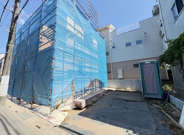 【外観】 | 富士見市水谷東2丁目　新築一戸建住宅　全1棟　(丸井志木店) | 販売現地／2026年7月10日撮影　
中学校徒歩7分、子育て世代に嬉しい住環境