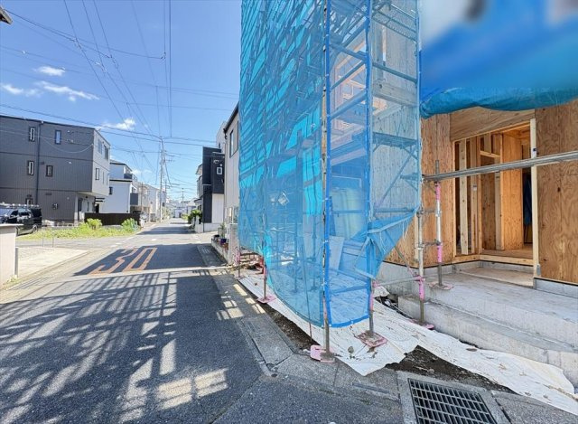 【前面道路含む現地写真】 | 富士見市水谷東2丁目　新築一戸建住宅　全1棟　(丸井志木店) | 販売現地／2026年7月10日撮影　
生活施設が身近に揃い、日々の暮らしも快適