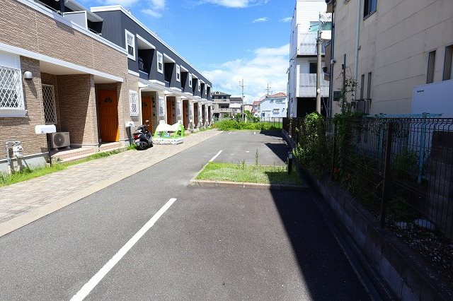 寝屋川市高柳６丁目のアパートの駐車場