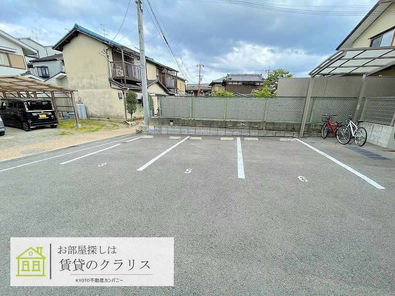 フォレストメゾン勝竜寺の駐車場