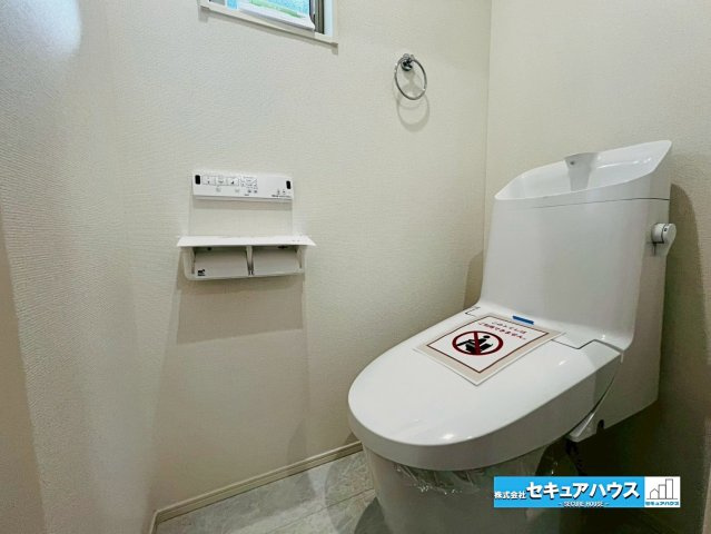 【GRAFARE REUSE HOUSE】名古屋市緑区鏡田　のトイレ|【高機能トイレ/1階トイレ】
◆高機能トイレの多くは便器のフタの開閉が自動であり、使用後に手動で水を流す面倒もなく非常に便利です。スタイリッシュな見た目で、お掃除しやすく、節水効果が高いです。　　　　