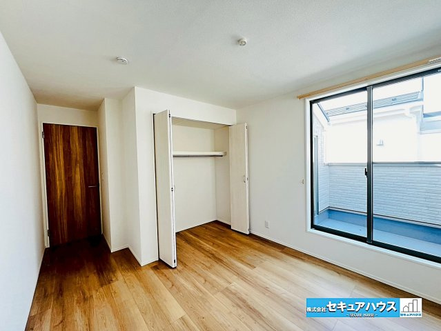 【GRAFARE REUSE HOUSE】名古屋市緑区鏡田　の洋室|【洋室6.4帖】
◆広々とした居住空間は日々の暮らしを彩り、心のやすらぎと満足感を与えてくれます。通風と採光を考慮した設計は子供たちはのびのび育ち、家族でくつろぎと団らんを生み出します。　　　　　　　