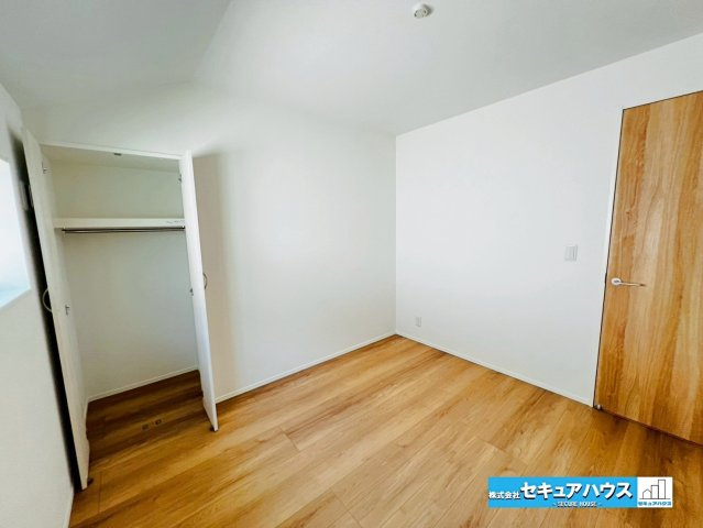 【GRAFARE REUSE HOUSE】名古屋市緑区鏡田　の洋室|【洋室5帖】
◆家族一人ひとりの大切なプライベート空間。趣味に合わせて使って頂けるようシンプルに仕上げてあります。暮らし心地を大きく左右する収納を、適材適所に配置し使い勝手を考慮しました。　