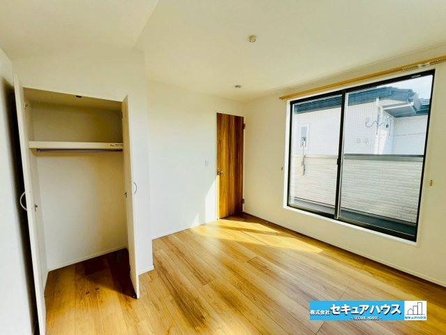 【GRAFARE REUSE HOUSE】名古屋市緑区鏡田　の洋室|【洋室5.9帖】
◆お子様のお部屋や主寝室、来客時の宿泊室、趣味のお部屋としてもご利用いただけます♪
◆全居室収納付きのため、各居室ごとに荷物をしまうことが出来ます。　　　　　　　　　　　　　　　　　