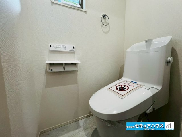 【GRAFARE REUSE HOUSE】名古屋市緑区鏡田　のトイレ|【2階トイレ】
◆2階のトイレは、朝の混雑緩和、夜間の移動の安全性向上、そして来客時のプライバシー確保ができます。階段の上り下りをせずに済むため、特に寝室が2階にある場合に大きな利便性を発揮します。　