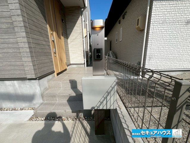 【GRAFARE REUSE HOUSE】名古屋市緑区鏡田　の玄関|【玄関ポーチ】
◆雨の日の出入りや荷物の受け渡しを快適にし、住まいの第一印象を決める重要な役割を持ちます。　　　　　　　　　　　　　　　　　　　　　　　　　　　　　　　　　　　　　　　　　　　　　　　