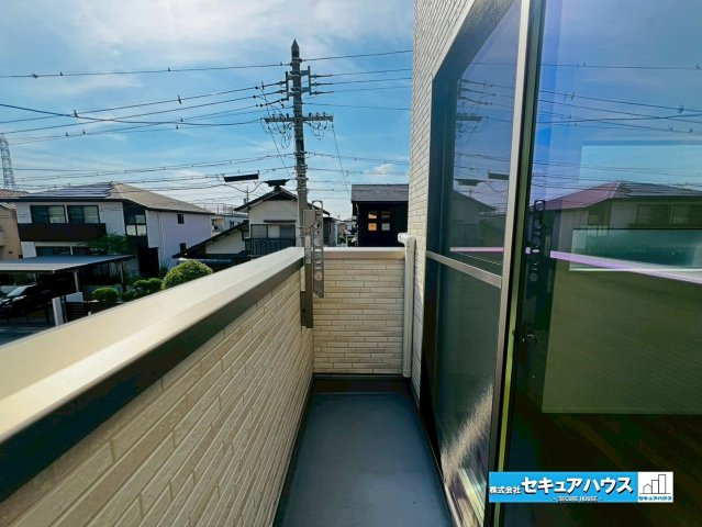 【GRAFARE REUSE HOUSE】名古屋市緑区鏡田　のバルコニー|【南側バルコニー】
◆見晴らしもよく、太陽の温かな温もりをめいっぱい受け止めてくれます。
太陽の光と爽やかな風を受けたお洗濯物はあっという間に乾き、取りこむ時には太陽の匂いを感じられそうですね。　　　
