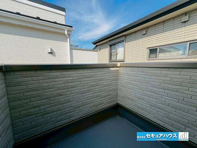 【GRAFARE REUSE HOUSE】名古屋市緑区鏡田　のバルコニー|【南東側バルコニー】
◆広々としたバルコニースペースです。洗濯物が多い日は2面バルコニーがあるため一度に沢山干すことが出来ます。　　　　　　　　　　　　　　　　　　　　　　　　　　　　　　　　　　　　