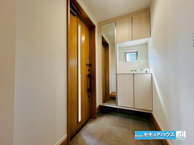 【GRAFARE REUSE HOUSE】名古屋市緑区鏡田　の玄関|【玄関】
◆採光・通風にも配慮された設計で毎日明るい空間をキープします♪
◆大容量のシューズ付きで玄関周りがすっきりと片付きます。
◆全身鏡付きのため身だしなみを確認してからお出かけ出来ます。　　　　
