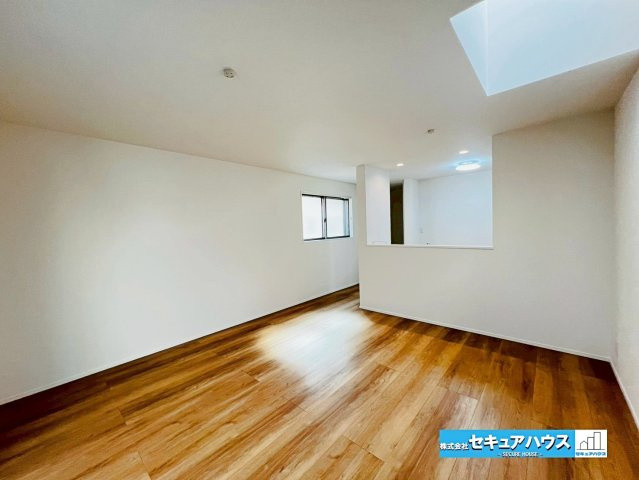 【GRAFARE REUSE HOUSE】名古屋市緑区鏡田　の居間・リビング|【LDK15.7帖】
◆吹抜付きで開放感溢れるリビングです。
◆対面式キッチンのためリビングの様子を見ながら料理することができます。　　　　　　　　　　　　　　　　　　　　　　　　　　　　　　　　　　