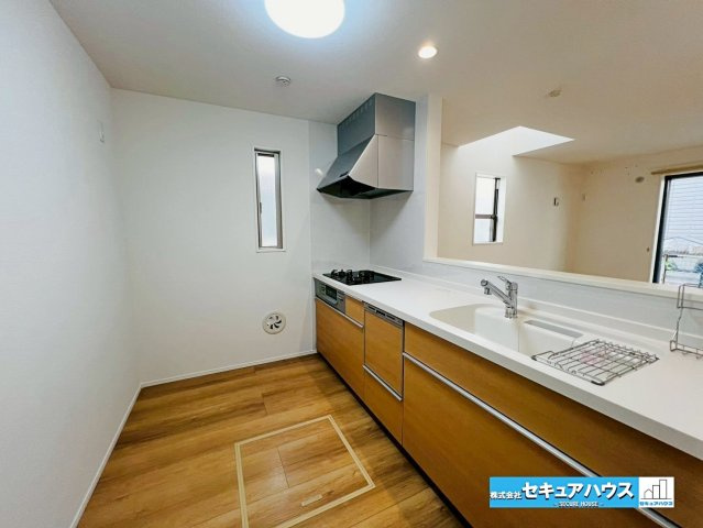 【GRAFARE REUSE HOUSE】名古屋市緑区鏡田　のキッチン|【キッチン】
◆広々としたキッチンスペースのため家族で並んで料理することができます。
◆床下収納にはお米や飲み物のストックなどをしまうことができます。　　　　　　　　　　　　　　　　　　　　　　　　　