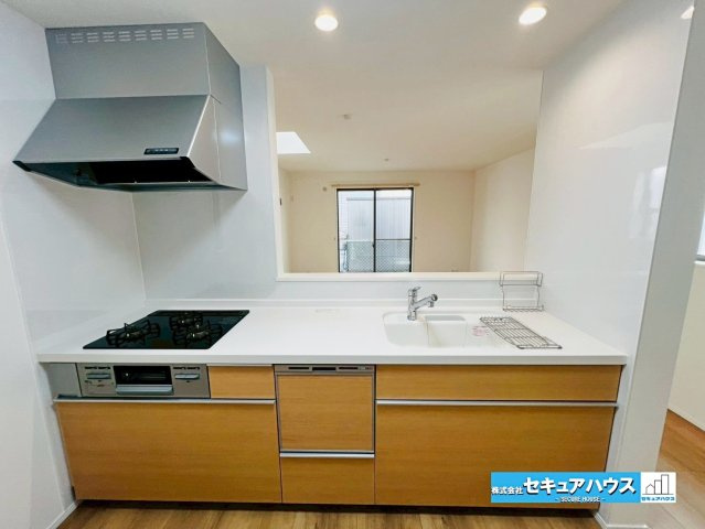 【GRAFARE REUSE HOUSE】名古屋市緑区鏡田　のキッチン|【キッチン】
◆同時にたくさんの料理が調理できる3口コンロ。「焼く・蒸す・煮る」の工程を同時進行で進めることができるので、料理を素早く作ることができます。
◆食洗機付きのため洗い物の時短に繋がります。