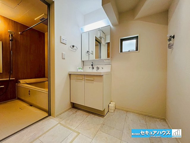 【GRAFARE REUSE HOUSE】名古屋市緑区鏡田　の独立洗面台|【洗面台】
◆鏡の裏にはたっぷりと収納スペースを標準装備！
◆電源を付属しているのでドライヤーなど利用できます。
◆洗面台下の収納には、シャンプーや洗剤のストックなどをしまうことができます。　　　　　