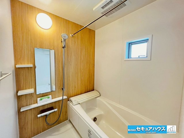 【GRAFARE REUSE HOUSE】名古屋市緑区鏡田　の浴室|【浴室】
◆アクセントパネルで落ち着きのある雰囲気を演出します。毎日の疲れを癒やすバスタイムをお楽しみ下さい！
◆窓付きで、カビの繁殖を抑える効果があります。
◆追い炊き機能を備えたオートバスです。　