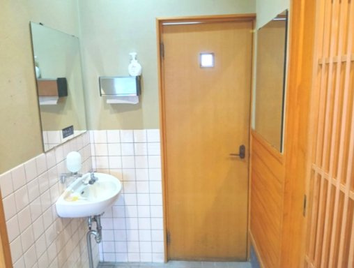 売中古戸建　焼津市石津中町の独立洗面台|お手洗いの前には余裕のある空間があり、鏡と手洗い場があります！