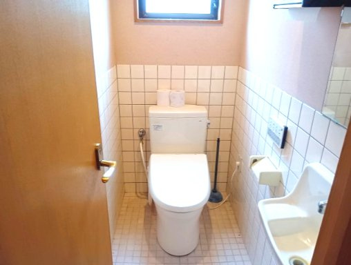 売中古戸建　焼津市石津中町のトイレ|1階トイレは温泉洗浄機があり、窓から光が差し込んでむ明るい空間です！