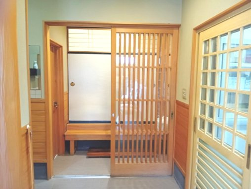 売中古戸建　焼津市石津中町の内装|和室との仕切りは和の雰囲気を感じさせる木製の引き戸です！