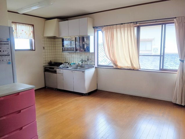売中古戸建　焼津市石津中町のキッチン|ダイニングキッチンはリビングと隣り合っていて開放感があります！