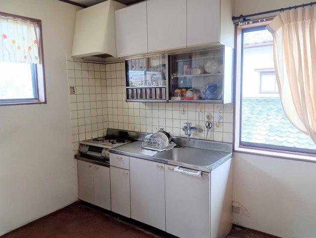 売中古戸建　焼津市石津中町のキッチン|コンパクトながら上下に収納がある使い勝手の良いキッチンです！