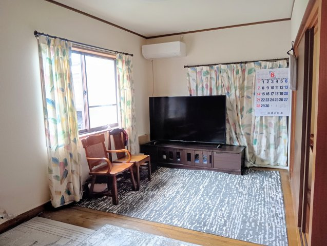 売中古戸建　焼津市石津中町の居間・リビング|ダイニングキッチンと隣り合っており食後はゆっくりとくつろげます！